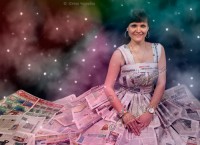 художественная фотосессия в костюме из газет