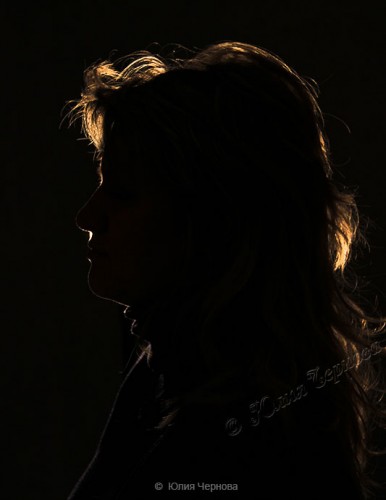 женский силуэтный портрет в профиль