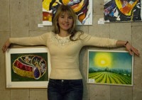 Фотограф художник Чернова Ю.М. на фоне своих работ